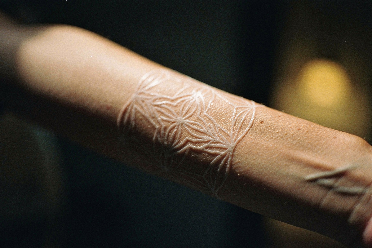 Tatouage blanc : pourquoi il vieillit mal et comment le réussir